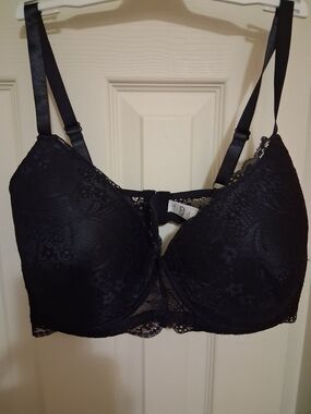 Supportive Black Lace Underwire Bra with Adjustable Straps